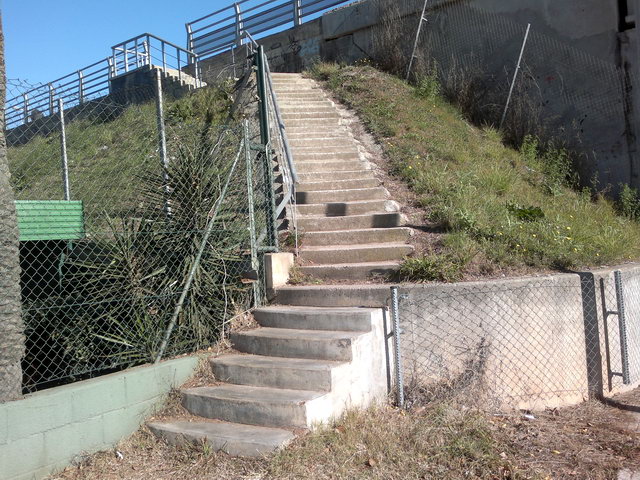 Escaleras peligrosas del puente de la avenida del mar de Gavà Mar al lado del Tennis Pineda (22 de Enero de 2012)