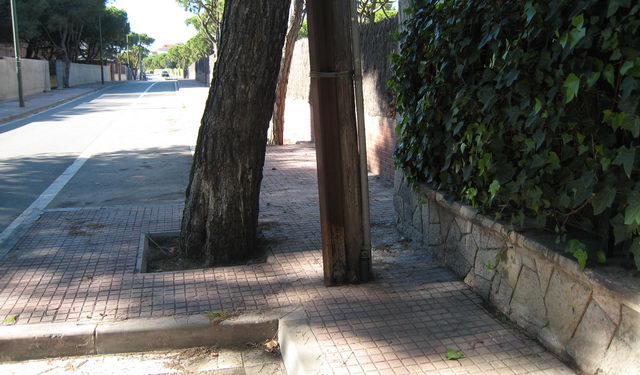 Poste de telfono situado en medio de una acera de la calle Cunit de Gavà Mar impidiendo el paso de los peatones (15 de noviembre de 2008)