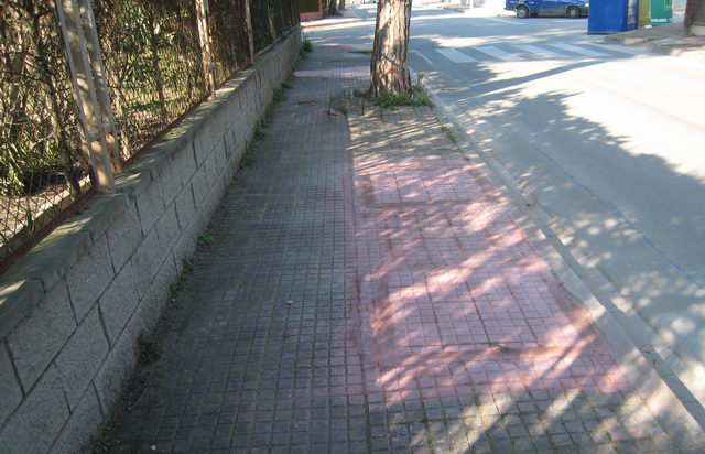 Acera de la calle de la Ciutat del Reps de Gav Mar parcialmente arreglada (20 de Febrero de 2009)