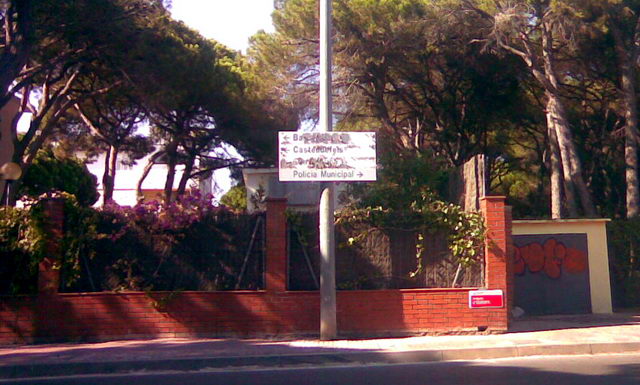 Estat lamentable en el que es troba un cartell senyalitzador ubicat a l'avinguda Europa de Gav Mar (21 d'Agost de 2008)