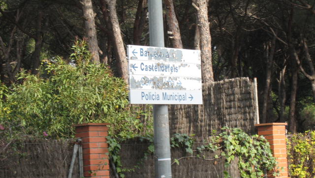 Estat lamentable en el que es troba un cartell senyalitzador ubicat a l'avinguda Europa de Gav Mar (1 de Gener de 2009)