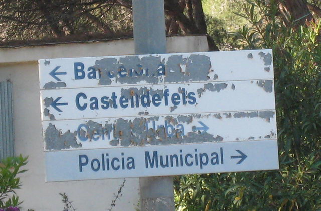 Estado lamentable en el que se encuentra un cartel sealizador ubicado en la avenida Europa de Gav Mar (26 de Mayo de 2009)