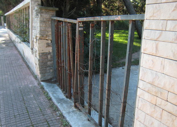 Estat lamentable en el que es troba la tanca d'una casa pressumptament abandonada situada a la cantonada dels carrers Josep Lluís Sert i Ciutat del Repòs de Gavà Mar (12 de desembre de 2008)