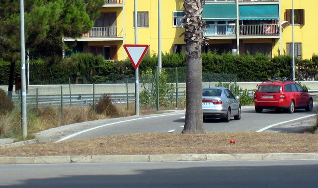 Punt d'incorporaci al lateral que serveix per incorporar-se a l'autovia de Castelldefels (C-31) des de l'avinguda Europa de Gav Mar, molt a prop de l'avinguda del mar on de dos carrils noms en queda un i l'Ajuntament de Gav ha installat un gran senyal de -cediu el pas- (13 de Setembre de 2009)