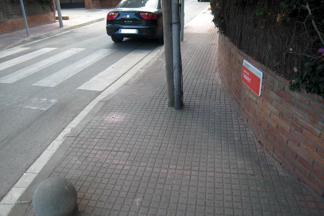 Bola de cemento retirada del lado del poste de telfono situado en la acera del cruce de la calle Tamarit con la avenida Europa de Gav Mar que impide el paso de los peatones (12 de Septiembre de 2009)