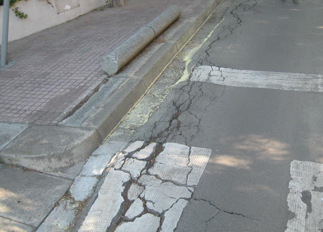 Asfalto de la calle de Garraf (en el cruce con la calle de Cunit) de Gav Mar levantado por las races de los pinos que complica el paso de los peatones y de los vehculos (15 de Mayo de 2009)