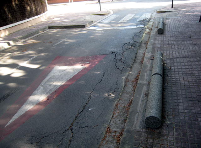 Asfalto de la calle de Garraf (en el cruce con la calle de Cunit) de Gav Mar levantado por las races de los pinos que complica el paso de los peatones y de los vehculos (20 de Mayo de 2009)