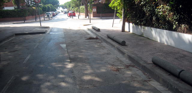Asfalt del carrer Garraf de Gav Mar parcialment arranjat per l'Ajuntament de Gav (12 de Setembre de 2009)