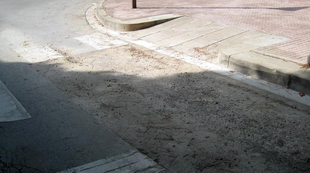 Asfalt del carrer Garraf de Gav Mar parcialment arranjat per l'Ajuntament de Gav (12 de Setembre de 2009)