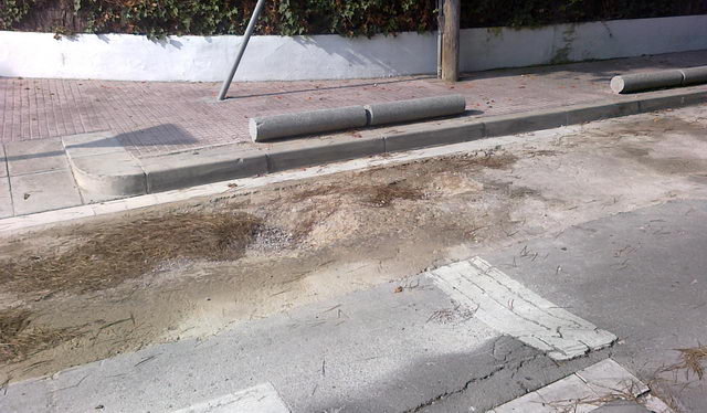 Zona de l'encreuament del carrer de Garraf amb el carrer de Cunit de Gav Mar amb sots per no haver sigut asfaltat (1 de Novembre de 2009)