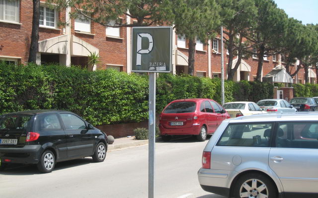 Senyal d'aparcament en bateria ubicat al carrer Calafell de Gav Mar en mal estat (17 de Maig de 2009)