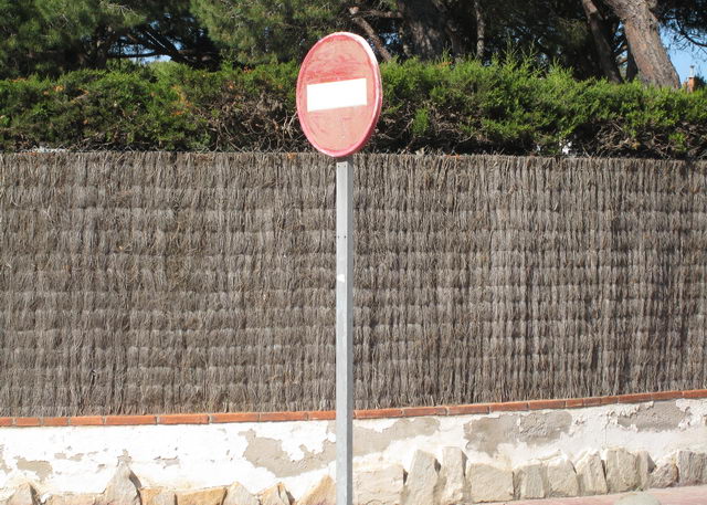 Senyal de direcci prohibida en mal estat a l'encreuament del carrer dels Tellinaires amb el carrar Cadaqus de Gav Mar (19 de Maig de 2009)