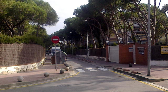 Seal de prohibido el paso substituda por el Ayuntamiento de Gav en el cruce de las calles Tellinaires y Cadaqus de Gav Mar (21 de Noviembre de 2009)