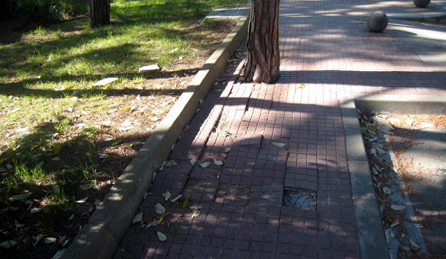 Acera con baldosas mal situadas en la calle Cadaqus de Gav Mar (entre las calles Tellinaires y Cunit) (2 de Junio de 2009)