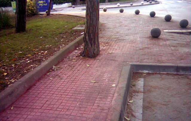 Acera arreglada por el Ayuntamiento de Gav en la calle Cadaqus de Gav Mar (entre las calles Tellinaires y Cunit) (1 de Julio de 2009)