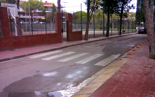 Paso de peatones de la calle dels Tellinaires de Gav Mar sin rampa en una de sus dos aceras (21 de Septiembre de 2009)