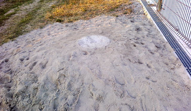 Elemento peligroso para los nios situaso en la parcela del Centro Cvico de Gav Mar y que ha quedado protegido con tierra a su alrededor (2 de Diciembre de 2010)