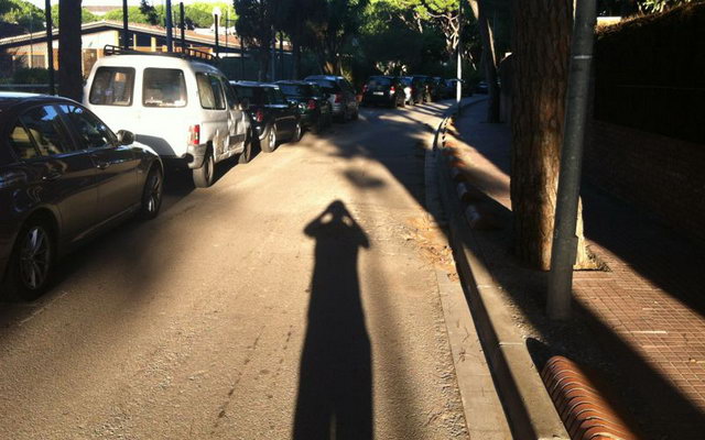 Imatge de l'asfalt aixecat per les arrels dels pins al carrer dels Tellinaires de Gav Mar, a l'alada dels apartaments El Torren (5 Octubre 2012)