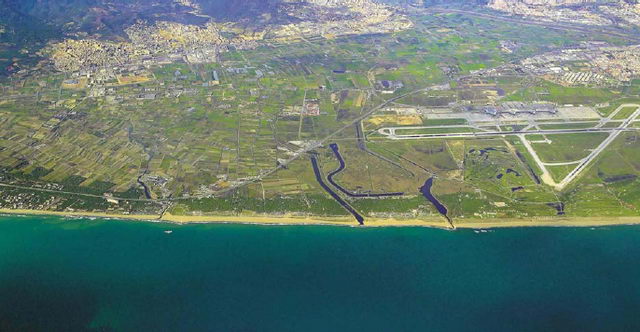 1993 Imagen aérea del norte de Gavà Mar y el aeropuerto de 2 pistas