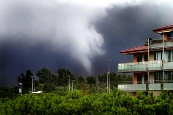 (7 septiembre 2005) Tornados en Gavà Mar (El País)