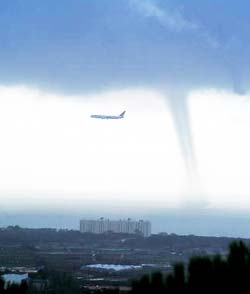 Un tornado en Gavà Mar (16 de noviembre de 2005) fotografía publicada en el diario El Periódico