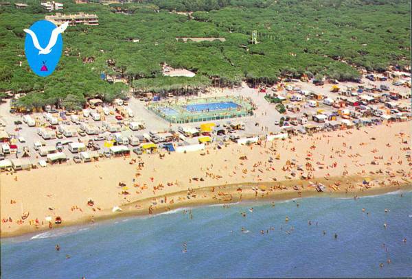 (1984) Imagen aérea de la playa y de la piscina del Camping Albatros