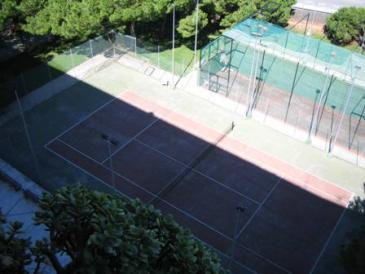 Pistas de tenis y frontón de los apartamentos BERMAR PARK de Gavà Mar