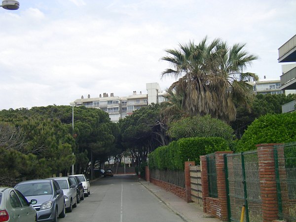 Apartamentos BERMAR PARK de Gavà Mar vistos desde la playa (Calle Escala)