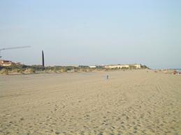 Central Mar urbanitzat, accés lliure a la platja (al fons, els apartaments EL TORREON)