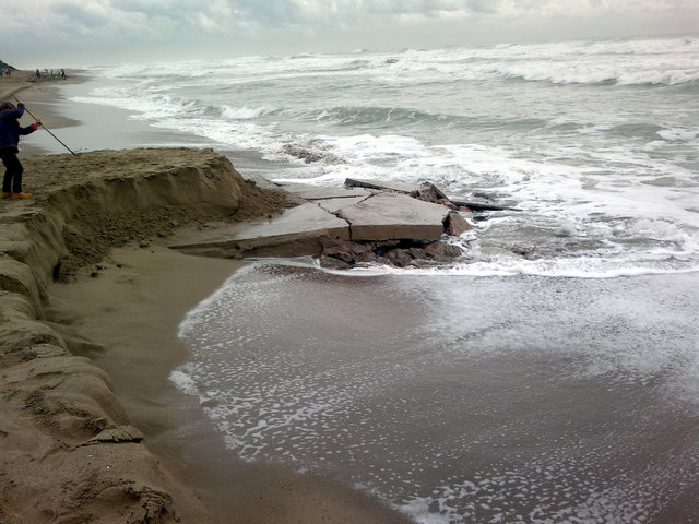 Llosa de formig apareguda a la platja de Gav Mar desprs d'una regressi de la platja a l'alada del sector de Central Mar (5 de Novembre de 2011)