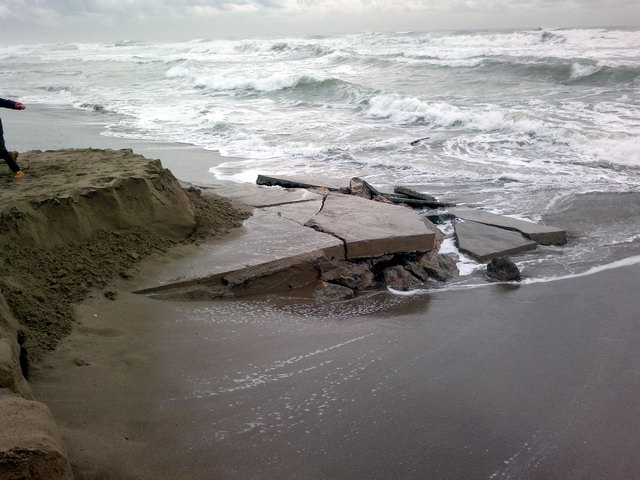 Llosa de formig apareguda a la platja de Gav Mar desprs d'una regressi de la platja a l'alada del sector de Central Mar (5 de Novembre de 2011)