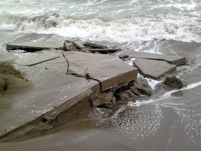 Llosa de formig apareguda a la platja de Gav Mar desprs d'una regressi de la platja a l'alada del sector de Central Mar (5 de Novembre de 2011)