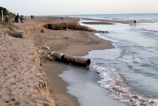 Segunda regresin consecutiva de la playa de Gav Mar, dejando a la vista completamente la losa de hormign y varios tubos y un barril (27 de Noviembre de 2011)