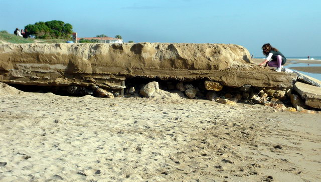 Llosa de formig completament a la vista desprs de la segona regressi consecutiva de la platja de Gav Mar (27 de Novembre de 2011)