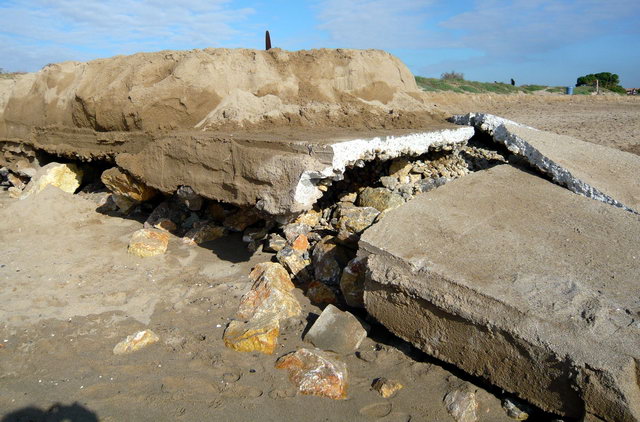 Parte delantera de la losa de hormig que ha quedado completamente a la vista despus de la segunda regresin consecutiva de la playa de Gav Mar (27 de Noviembre de 2011)