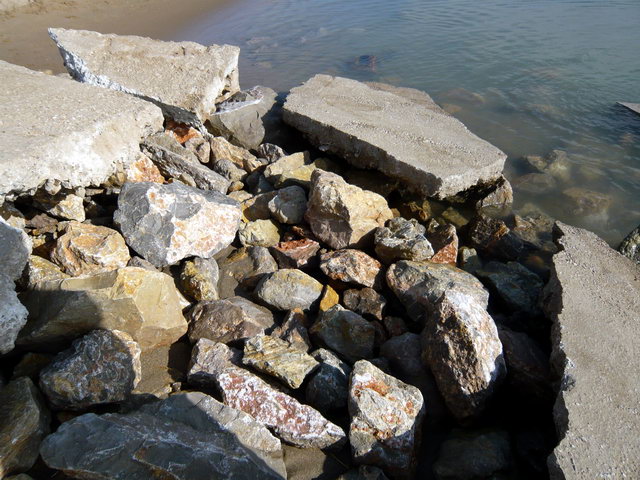 Piedras que formaban parte de la parte delantera de la losa de hormign que ha quedado completamente a la vista despus de la segunda regresin consecutiva de la playa de Gav Mar (27 de Noviembre de 2011)