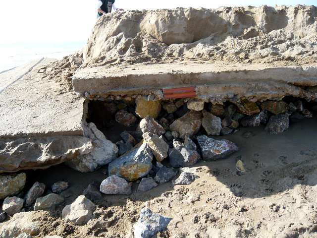 Part inferior de la llosa de formig que ha quedat completament a la vista desprs de la segona regressi consecutiva de la platja de Gav Mar (27 de Novembre de 2011)
