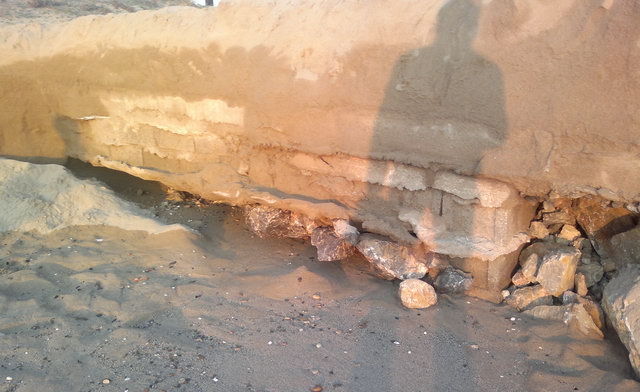 Imagen lateral de la losa de hormign que ha quedado completamente a la vista despus de la segunda regresin consecutiva de la playa de Gav Mar (28 de Noviembre de 2011)