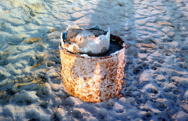 Barril que ha quedado a la vista despus de la segunda regresin consecutiva de la playa de Gav Mar (28 de Noviembre de 2011)