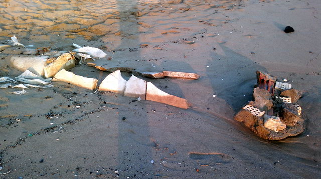 Restos de unos tubos o de un emisario que han quedado a la vista despus de la segunda regresin consecutiva de la playa de Gav Mar (28 de Noviembre de 2011)