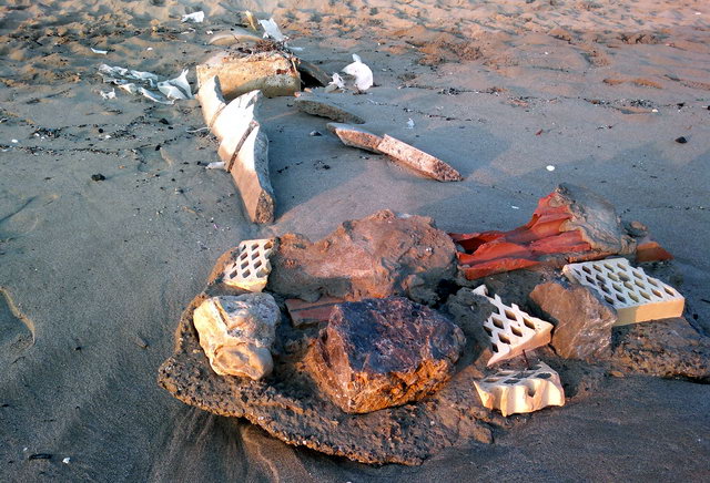 Restos de unos tubos o de un emisario que han quedado a la vista despus de la segunda regresin consecutiva de la playa de Gav Mar (28 de Noviembre de 2011)