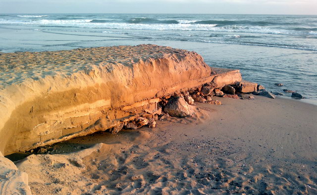 Llosa de formig completament a la vista desprs de la segona regressi consecutiva de la platja de Gav Mar (28 de Novembre de 2011)