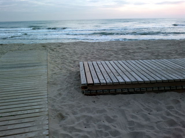 Pasarella de fusta apartada a la platja de Central Mar de Gav Mar perqu desprs d'una espectacular regressi de la platja, havia quedat penjada en un precipici (2 de Desembre de 2011)