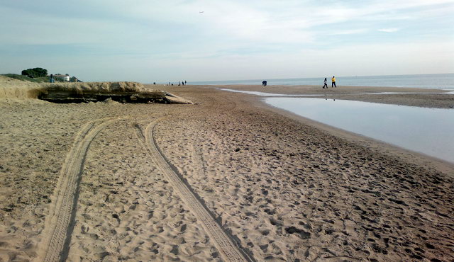 Imagen de la losa de hormign completamente a la vista en la zona de la playa de Gav Mar afectada por dos regresiones consecutivas (9 de Diciembre de 2011)
