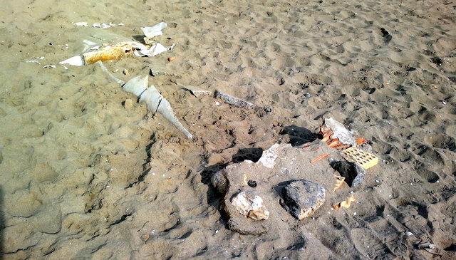 Restos de unos tubos o de un emisario que quedaron a la vista en la zona de la playa de Gav Mar afectada por dos regresiones consecutivas (9 de Diciembre de 2011)