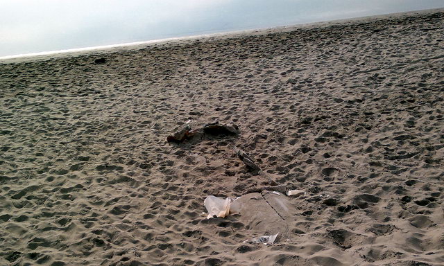 Restos de unos tubos o de un emisario que quedaron a la vista en la zona de la playa de Gav Mar afectada por dos regresiones consecutivas (9 de Diciembre de 2011)