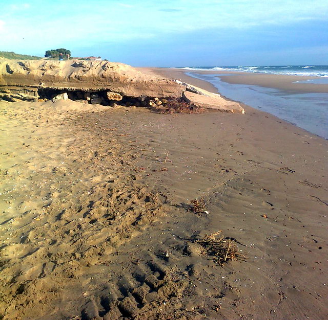 Imagen de la losa de hormign (ya sin tubos ni tuberas cerca) de la zona de la playa de Gav Mar afectada por dos regresiones consecutivas (14 de Diciembre de 2011)