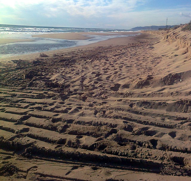 Imatge de la zona de la platja de Gav Mar afectada per dues regressions consecutives ja sense tubs ni barrils (14 de Desembre de 2011)