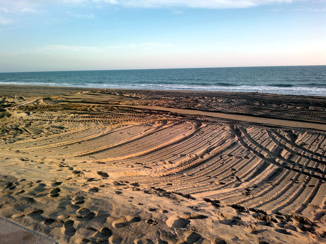 Imagen de la zona de la playa de Gav Mar afectada por dos regresiones consecutivas, con la arena totalmente removida por una mquina del Ministerio de Medio Ambiente (20 de Enero de 2012)