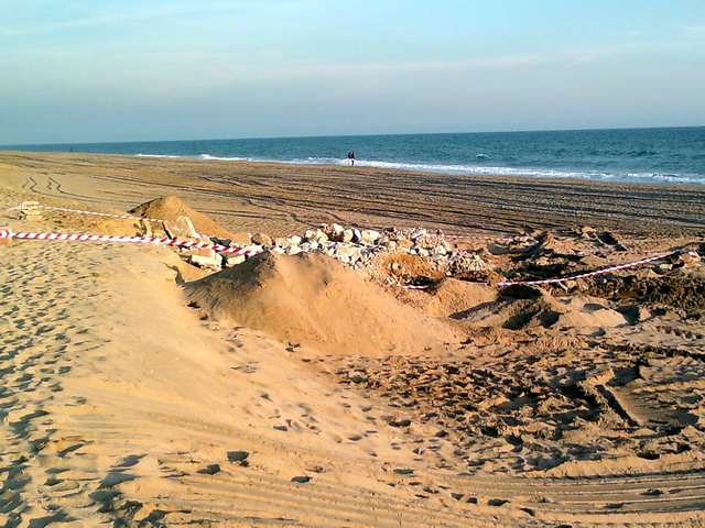 Imatge de la llosa de formig apareguda a la platja de Gav Mar afectada per dues regressions consecutives, totalment destrossada per una mquina del Ministeri de Medi Ambient, la sorra est completament remoguda (20 de Gener de 2012)